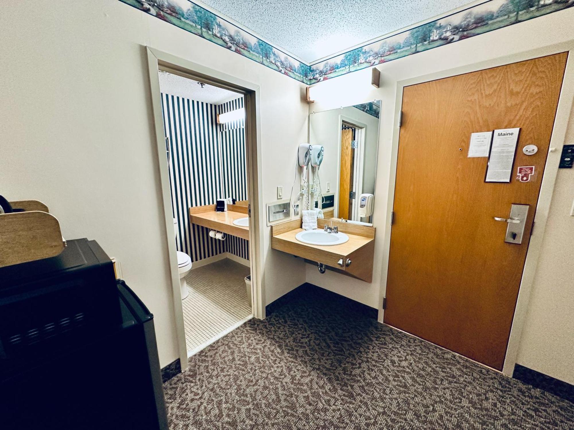 Ivey'S Motor Lodge Houlton Exterior photo