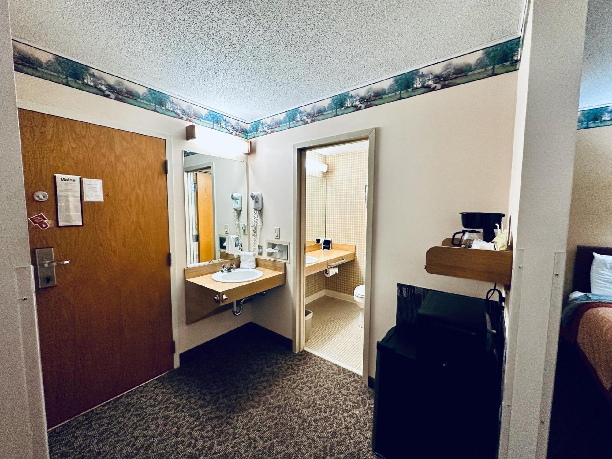 Ivey'S Motor Lodge Houlton Exterior photo
